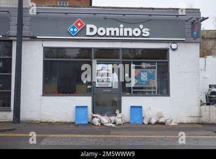 Domino’s Pizza le 31 décembre 2022 au Whitesands, Dumfries, le lendemain d’une inondation énorme a causé des problèmes aux entreprises et aux maisons. Banque D'Images