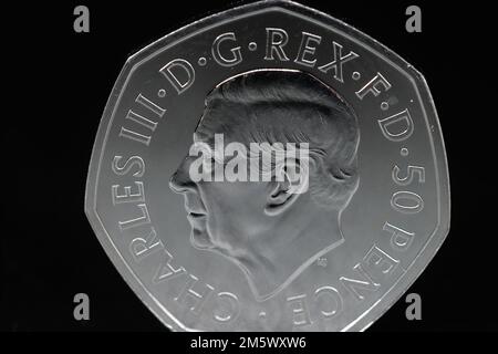 La première pièce de 50p à présenter le premier portrait de son Altesse Royale le roi Charles III, créé par le sculpteur Martin Jennings Banque D'Images