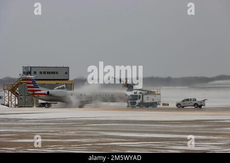 Dégivrage du petit avion American Airlines à l'aéroport Cleveland Hopkins le 24 2022 décembre après une tempête de neige. Banque D'Images