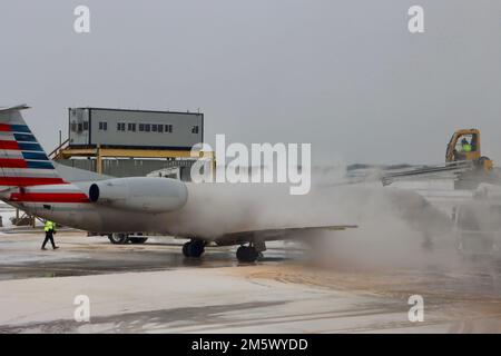 Dégivrage du petit avion American Airlines à l'aéroport Cleveland Hopkins le 24 2022 décembre après une tempête de neige. Banque D'Images