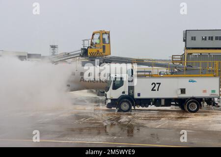 Dégivrage du petit avion American Airlines à l'aéroport Cleveland Hopkins le 24 2022 décembre après une tempête de neige. Banque D'Images