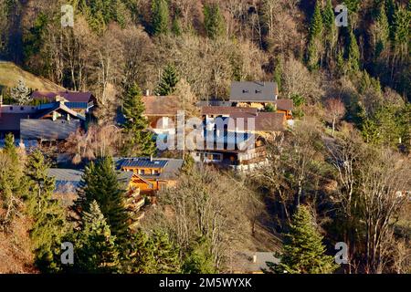 Chalets à flanc de montagne en dessous de Villars sur Ollon en Suisse fin décembre 2022 Banque D'Images