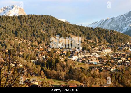 Villars sur Ollon sans neige fin décembre 2022. Le grand bâtiment blanc du centre est l'hôtel Villars Palace. Banque D'Images