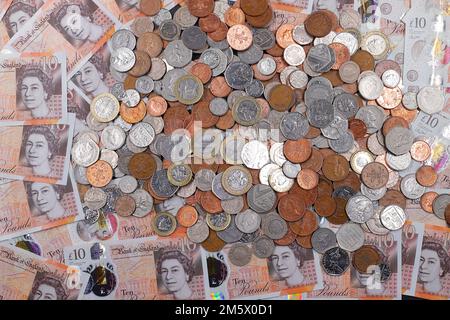 £10 billets de banque et une pile de pièces britanniques, y compris les coupures de of1p, 2p, 5p, 10p, 20p, 50p pièces et £1 et £2 pièces Banque D'Images