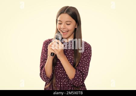 Jolie fille tenant un microphone et chantant une chanson. La chanteuse chante au karaoké. Banque D'Images