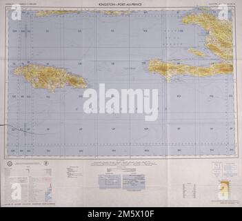 Kingston-Port-au-Prince. Relief indiqué par les contours, les hauteurs de spot, la bathemétrie et la couleur. Hauteurs en mètres. Inclut un tableau des teintes de gradient en mètres et en pieds. Méridien de premier choix : Greenwich. La légende comprend les lieux peuplés, les chemins de fer, les frontières, les routes et autres points de repère. Exposé dans « visages et lieux », à la Boston public Library, Boston, ma, octobre 2003 - septembre 2004. MB (BRL). Publié par les États-Unis Le ministère de la Défense, dont fait partie cette carte moderne de la Jamaïque et d'Haïti, a ses origines dans un projet international ambitieux, connu sous le nom de millionième carte ou l'intern Banque D'Images