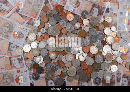 £10 billets de banque et une pile de pièces britanniques, y compris les coupures de of1p, 2p, 5p, 10p, 20p, 50p pièces et £1 et £2 pièces Banque D'Images