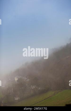 West Yorkshire, Royaume-Uni. 30th décembre 2022. Le UK Weather Mist dévie autour des chalets et des maisons de la vallée de Shibden près de Halifax, dans le West Yorkshire. La vallée de Shibden a été rendue célèbre comme l'endroit pour le tournage du drame de la BBC, Jack Gentleman. Crédit : Windmill Images/Alamy Live News Banque D'Images