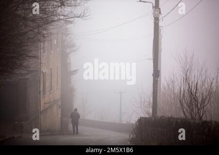 West Yorkshire, Royaume-Uni. 30th décembre 2022. Le UK Weather Mist dévie autour des chalets et des maisons de la vallée de Shibden près de Halifax, dans le West Yorkshire. La vallée de Shibden a été rendue célèbre comme l'endroit pour le tournage du drame de la BBC, Jack Gentleman. Crédit : Windmill Images/Alamy Live News Banque D'Images