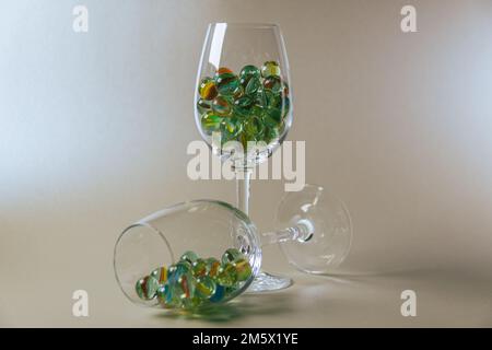 Verre à vin rempli de billes de verre - Focus sur le verre debout Banque D'Images