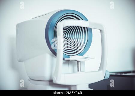 Biomètre optique et topographe cornéen complet. mesure la longueur axiale, la topographie cornéenne, la pupilométrie, le diamètre cornéen et la profondeur de la chambre antérieure. Banque D'Images