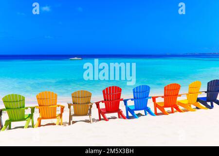 Chaises en bois colorées sur une plage de sable blanc à Aruba, Duth Caribbean Banque D'Images