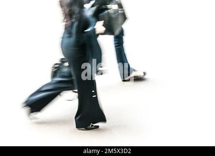 femmes d'affaires en marche floue Banque D'Images