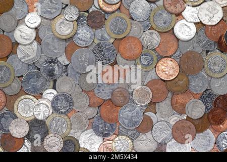 Un tas de pièces de monnaie britanniques dont 1 pence, 2 pence, 5 pence, 10 pence, 20 pence et 50 pence et £1 et £2 pièces Banque D'Images
