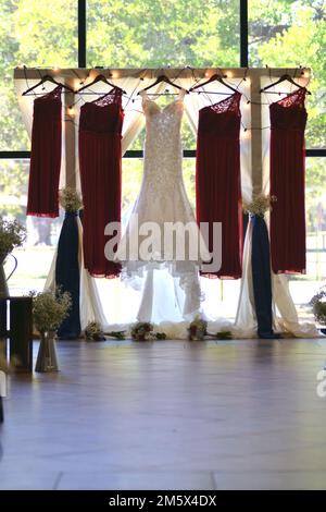 Robes de mariée et de mariée exposées Banque D'Images