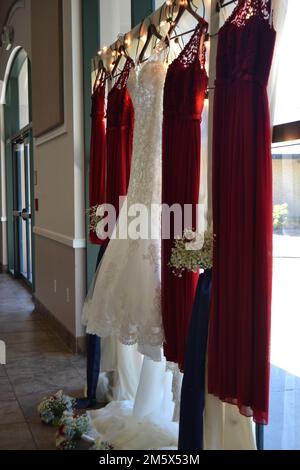 Robes de mariée et de mariée exposées Banque D'Images