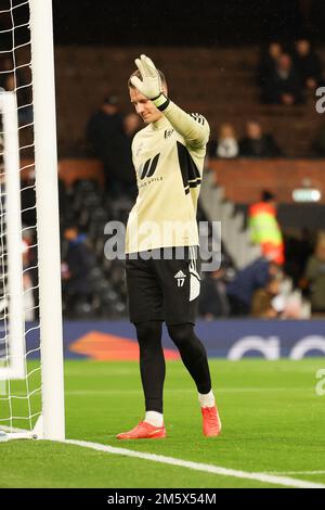 Londres, Royaume-Uni. 31st décembre 2022. Le gardien de but Fulham Bernd Leno salue les supporters lors du match de la Premier League entre Fulham et Southampton à Craven Cottage, Londres, Angleterre, le 31 décembre 2022. Photo de Ken Sparks. Utilisation éditoriale uniquement, licence requise pour une utilisation commerciale. Aucune utilisation dans les Paris, les jeux ou les publications d'un seul club/ligue/joueur. Crédit : UK Sports pics Ltd/Alay Live News Banque D'Images