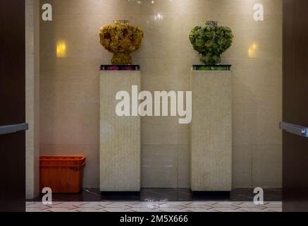 Deux belles colonnes décoratives avec vases de fleur sur elles Banque D'Images