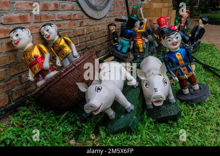 de nombreuses marionnettes d'eau colorées sur des flotteurs et attachées à des poteaux et des cordes sont échouées sur terre sèche au musée d'ethnologie de hanoi Banque D'Images