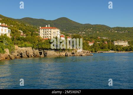 Lovran, Croatie - 11 septembre 2022: Ville croate Lovran côte du golfe de Kvarner dans la mer Adriatique le jour ensoleillé d'été Banque D'Images