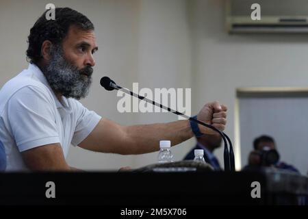 New Delhi, Inde. 31st décembre 2022. Rahul Gandhi, chef du Congrès national indien, s'adresse aux médias lors d'une conférence de presse au siège du Congrès à New Delhi. Rahul Gandhi à la tête d'un Bharat Jodo Yatra (marche du pied) qui est actuellement en vacances d'hiver, reprendra de Delhi sur 3 janvier 2023. Le Bharat Odo Yatra a été lancé par le chef du Congrès Rahul Gandhi a commencé à partir de Kanayakumari sur 7 septembre 2022. Crédit : SOPA Images Limited/Alamy Live News Banque D'Images