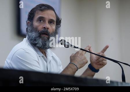 New Delhi, Inde. 31st décembre 2022. Rahul Gandhi, chef du Congrès national indien, s'adresse aux médias lors d'une conférence de presse au siège du Congrès à New Delhi. Rahul Gandhi à la tête d'un Bharat Jodo Yatra (marche du pied) qui est actuellement en vacances d'hiver, reprendra de Delhi sur 3 janvier 2023. Le Bharat Odo Yatra a été lancé par le chef du Congrès Rahul Gandhi a commencé à partir de Kanayakumari sur 7 septembre 2022. Crédit : SOPA Images Limited/Alamy Live News Banque D'Images