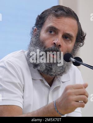 New Delhi, Inde. 31st décembre 2022. Rahul Gandhi, chef du Congrès national indien, s'adresse aux médias lors d'une conférence de presse au siège du Congrès à New Delhi. Rahul Gandhi à la tête d'un Bharat Jodo Yatra (marche du pied) qui est actuellement en vacances d'hiver, reprendra de Delhi sur 3 janvier 2023. Le Bharat Odo Yatra a été lancé par le chef du Congrès Rahul Gandhi a commencé à partir de Kanayakumari sur 7 septembre 2022. Crédit : SOPA Images Limited/Alamy Live News Banque D'Images