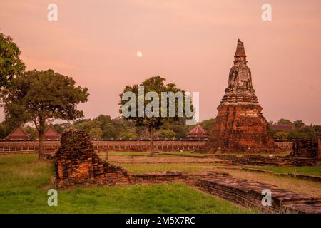 A Stupa au Wat Chai Watthanaram par pleine lune dans la ville Ayutthaya dans la province d'Ayutthaya en Thaïlande, Ayutthaya, novembre 2022 Banque D'Images