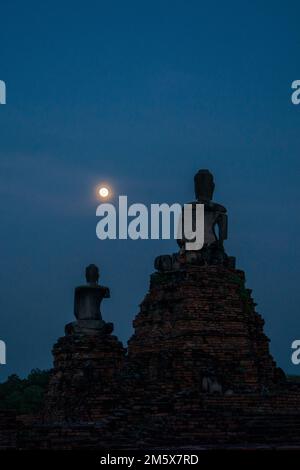 A Stupa au Wat Chai Watthanaram par pleine lune dans la ville Ayutthaya dans la province d'Ayutthaya en Thaïlande, Ayutthaya, novembre 2022 Banque D'Images