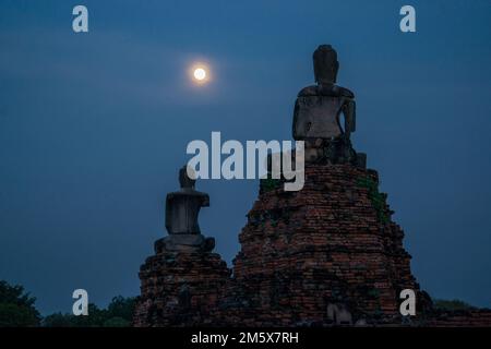 A Stupa au Wat Chai Watthanaram par pleine lune dans la ville Ayutthaya dans la province d'Ayutthaya en Thaïlande, Ayutthaya, novembre 2022 Banque D'Images