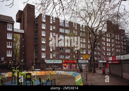 Maison de haute élévation dans le domaine de logement de Grahame Park, au nord-ouest de Londres. Logement social d'après-guerre, architecture, Angleterre, Royaume-Uni. Banque D'Images
