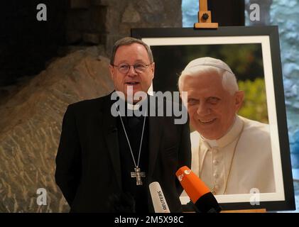 L'évêque de Limbourg Georg Batzing fait une déclaration sur la mort du pape émérite Benoît. Pape émérite Benoît XVI Mort au Vatican sur 31 décembre 2022 à l'âge de 95 ans. Banque D'Images