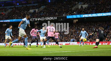 Manchester, Royaume-Uni. 31st décembre 2022. Erling Haaland de Manchester City marque le premier but lors du match de la Premier League au Etihad Stadium de Manchester. Credit: Sportimage/Alay Live News Banque D'Images