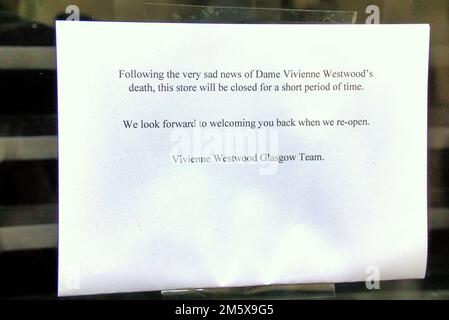 Glasgow, Écosse, Royaume-Uni 31st décembre 2022. Vivienne Westwood boutique pleure comme il ferme avec des volets vers le bas, les fenêtres s'affiche enlevé avec un hommage à leur place. Voir mes précédents soumissions pour les fenêtres vintafe affichages retirés après les nouvelles ont brisé crédit Gerard Ferry / Alamy Live News Banque D'Images
