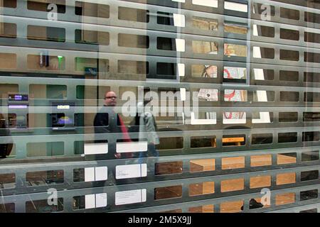 Glasgow, Écosse, Royaume-Uni 31st décembre 2022. Vivienne Westwood boutique pleure comme il ferme avec des volets vers le bas, les fenêtres s'affiche enlevé avec un hommage à leur place. Voir mes précédents soumissions pour les fenêtres vintafe affichages retirés après les nouvelles ont brisé crédit Gerard Ferry / Alamy Live News Banque D'Images