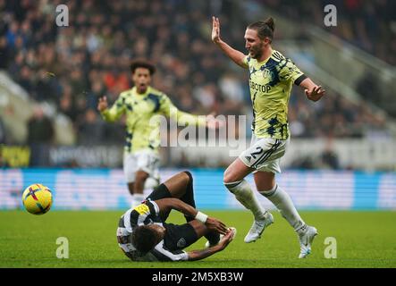 Joe Willock de Newcastle United est fouillé par Luke Ayling (à droite) de Leeds United lors du match de la Premier League à St. Parc James, Newcastle upon Tyne. Date de la photo: Samedi 31 décembre 2022. Banque D'Images