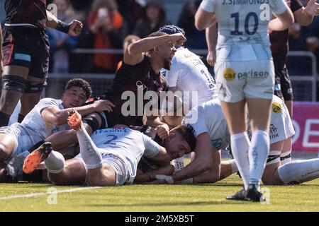 Londres, Royaume-Uni. 29th décembre 2022. Marco Riccioni #3 de Saracens marque le Try et Andy Christie #6 de Saracens célèbre lors du match Gallagher Premiership Match Saracens vs Exeter Chiefs au stade StoneX, Londres, Royaume-Uni, 31st décembre 2022 (photo de Richard Washbrooke/News Images) à Londres, Royaume-Uni le 12/29/2022. (Photo de Richard Washbrooke/News Images/Sipa USA) crédit: SIPA USA/Alay Live News Banque D'Images