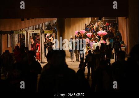 New Delhi, Delhi, Inde. 31st décembre 2022. Les gens quittent la porte de l'Inde alors que le personnel de sécurité dispersait la foule à la veille du nouvel an à New Delhi. (Credit image: © Kabir Jhangiani/ZUMA Press Wire) Credit: ZUMA Press, Inc./Alamy Live News Banque D'Images
