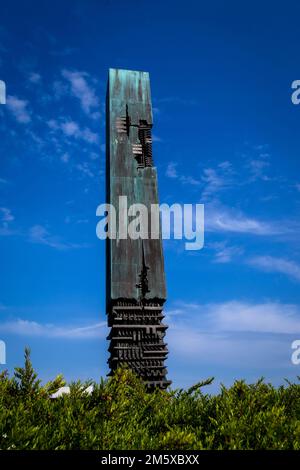 Vue sur la sculpture en bronze d'Arnaldo Pomodoro à Amaliehaven, jardins publics à Copenhague, Danemark Banque D'Images