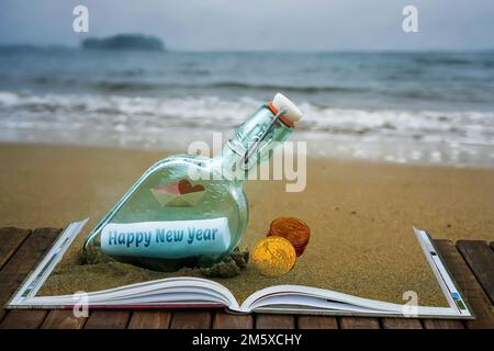 Bonne année à souhaiter dans la bouteille à l'extérieur sur la plage Banque D'Images