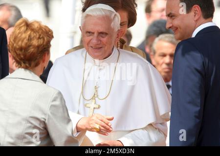 Photo du fichier: Le Pape Venedict XVI meurt. Valence, Espagne; 07.08.2006.- Pape Benoît XVI à Valence, Espagne, accompagné par le président de l'Espagne Zapatero. Photo: Juan Carlos Rojas Banque D'Images