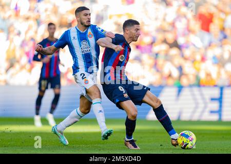 Barcelone, Espagne. 31st décembre 2022. Robert Lewandowski (FC Barcelone) duels pour le ballon contre Oscar Gil (RCD Espanyol) lors du match de football de la Liga entre le FC Barcelone et le RCD Espanyol, au stade Camp Nou à Barcelone, en Espagne, sur 31 décembre 2022. Foto: SIU Wu. Credit: dpa/Alay Live News Banque D'Images