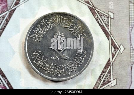 Épées croisées et palmier au centre du côté opposé de l'ancienne Arabie Saoudite vingt-cinq Halalah 25 halalas quart Saudi Riyal coin 1400 AH, Translatio Banque D'Images