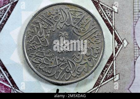 Épées croisées et palmier au centre du côté opposé de l'ancienne Arabie saoudite deux piasters 10 dix pièce de monnaie de halalah 1379 AH, traduction de l'arabe (roi Saud B Banque D'Images