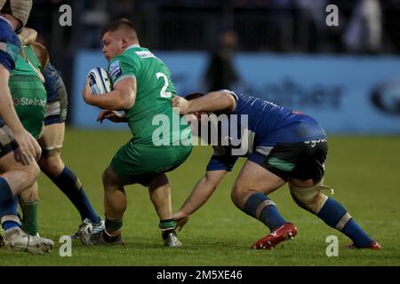 Jamie Blamire (à gauche) de Newcastle Falcons est abordé lors du match Gallagher Premiership au terrain de loisirs de Bath. Date de la photo: Samedi 31 décembre 2022. Banque D'Images