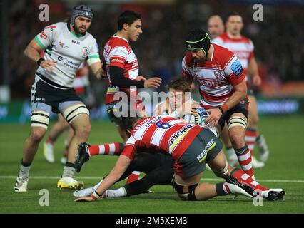 Oliver Hassell-Collins, de London Irish, a été attaqué par Harry Taylor et Mati­as Alemanno, de Gloucester Rugby, lors du match Gallagher Premiership au Kingsholm Stadium, Gloucester. Date de la photo: Samedi 31 décembre 2022. Banque D'Images