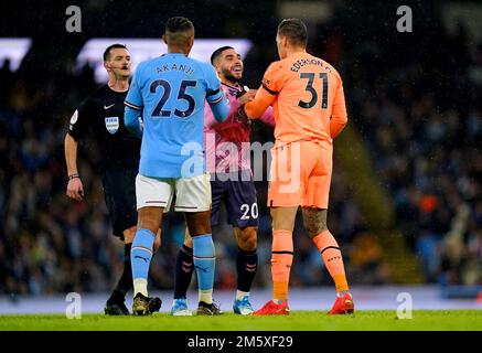 Neal Maupay d'Everton échange des mots avec Ederson, gardien de but de Manchester City, lors du match de la Premier League au Etihad Stadium de Manchester. Date de la photo: Samedi 31 décembre 2022. Banque D'Images