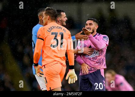 Neal Maupay d'Everton (à droite) échange des mots avec Ederson, gardien de but de Manchester City, lors du match de la Premier League au Etihad Stadium de Manchester. Date de la photo: Samedi 31 décembre 2022. Banque D'Images