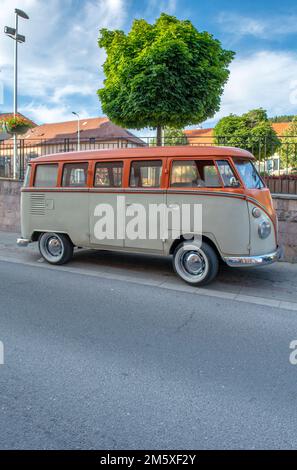 Nova Bana, Slovaquie - 15 juillet 2022 : voiture rétro Volkswagen minibus transporteur T1 lors d'un rallye de véhicule d'époque. 1972 Volkswagen Type 2 écran divisé Banque D'Images