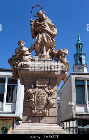 Une photo verticale d'une statue de Saint-Jean Jean de Nepomuk sur la place du Vieux marché, Poznan, Pologne Banque D'Images